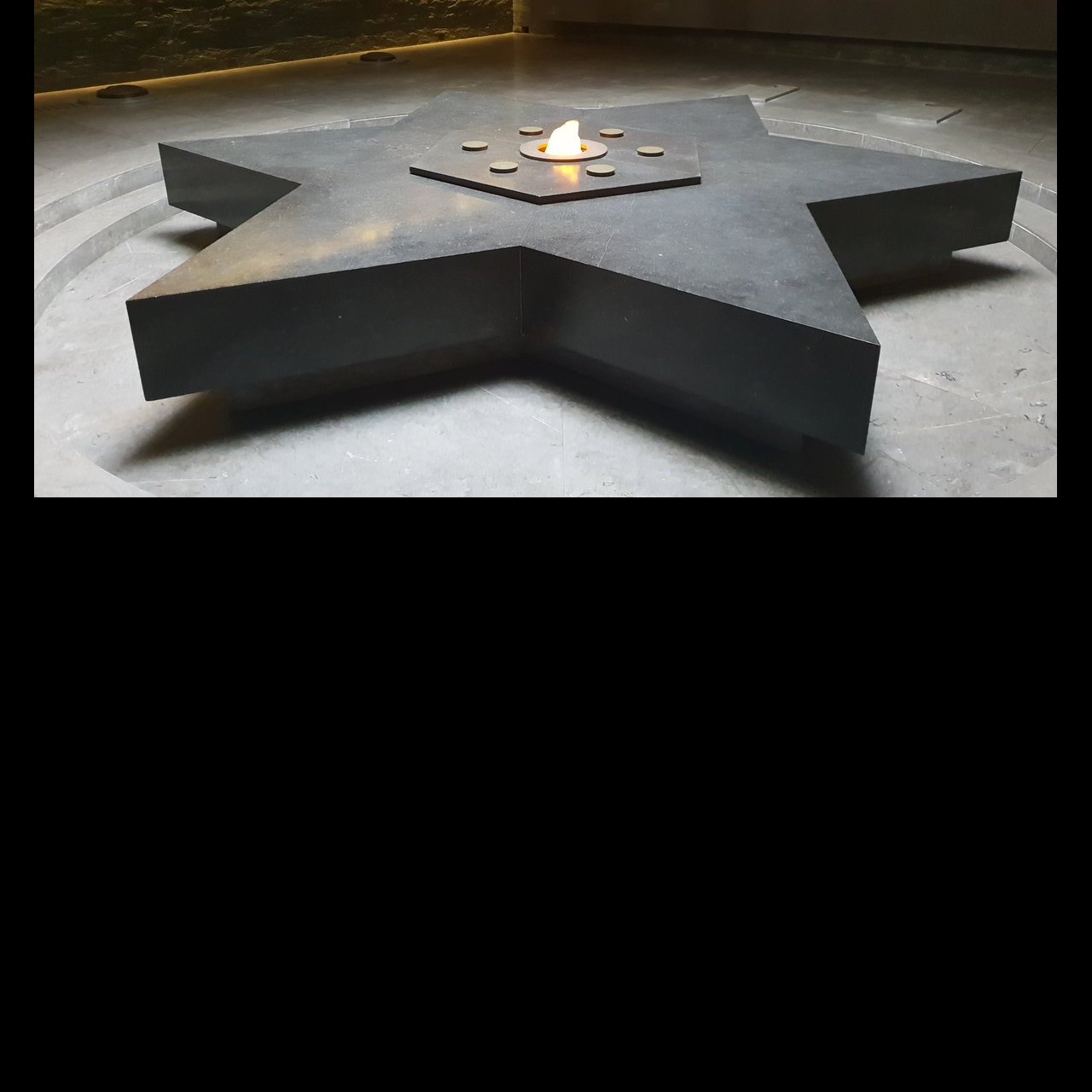 Dans la crypte, la flamme en hommage au martyr juif inconnu